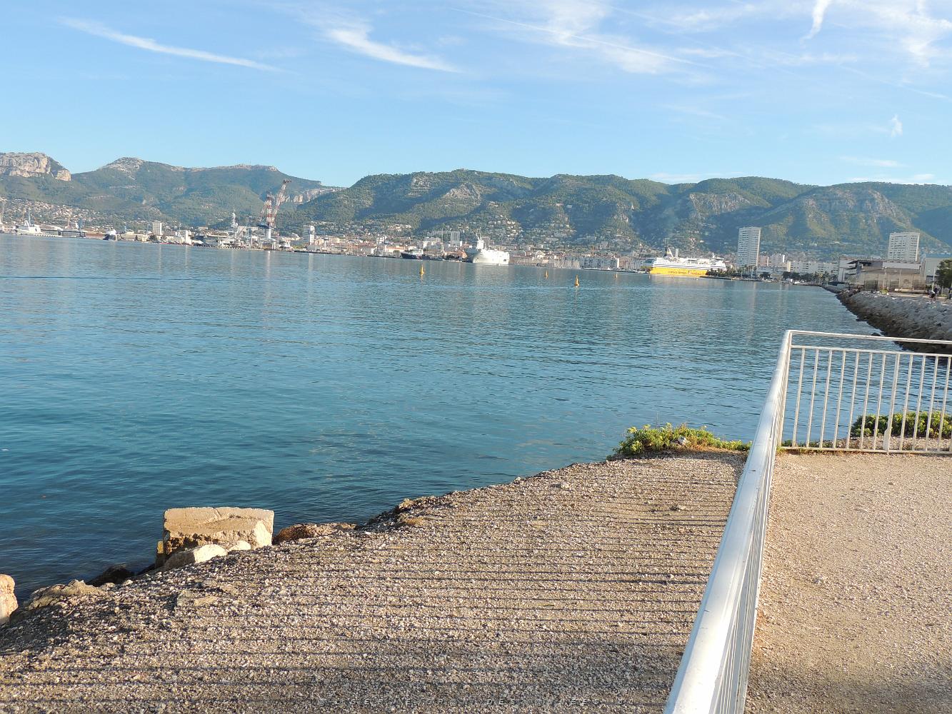 9 Toulon Entree du port..JPG -           